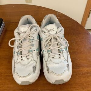 VIONIC Walker womens white leather sneakers size 9